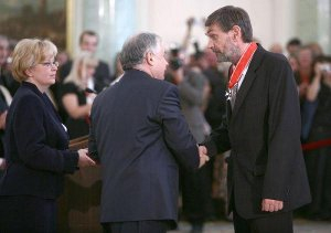 Przemysław Cieślak odbiera z rąk prezydenta Lecha Kaczyńskiego Krzyż Komandorski orderu Odrodzenia Polski, czerwiec 2008 r.